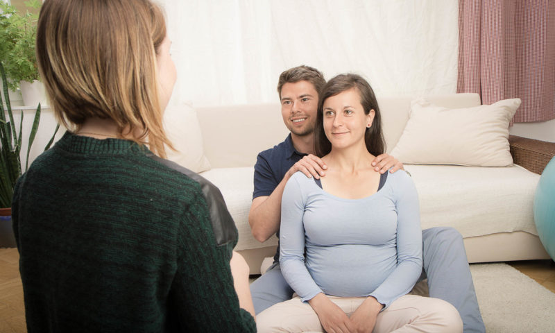 Geburtsvorbereitungskurs mit werdenden Eltern